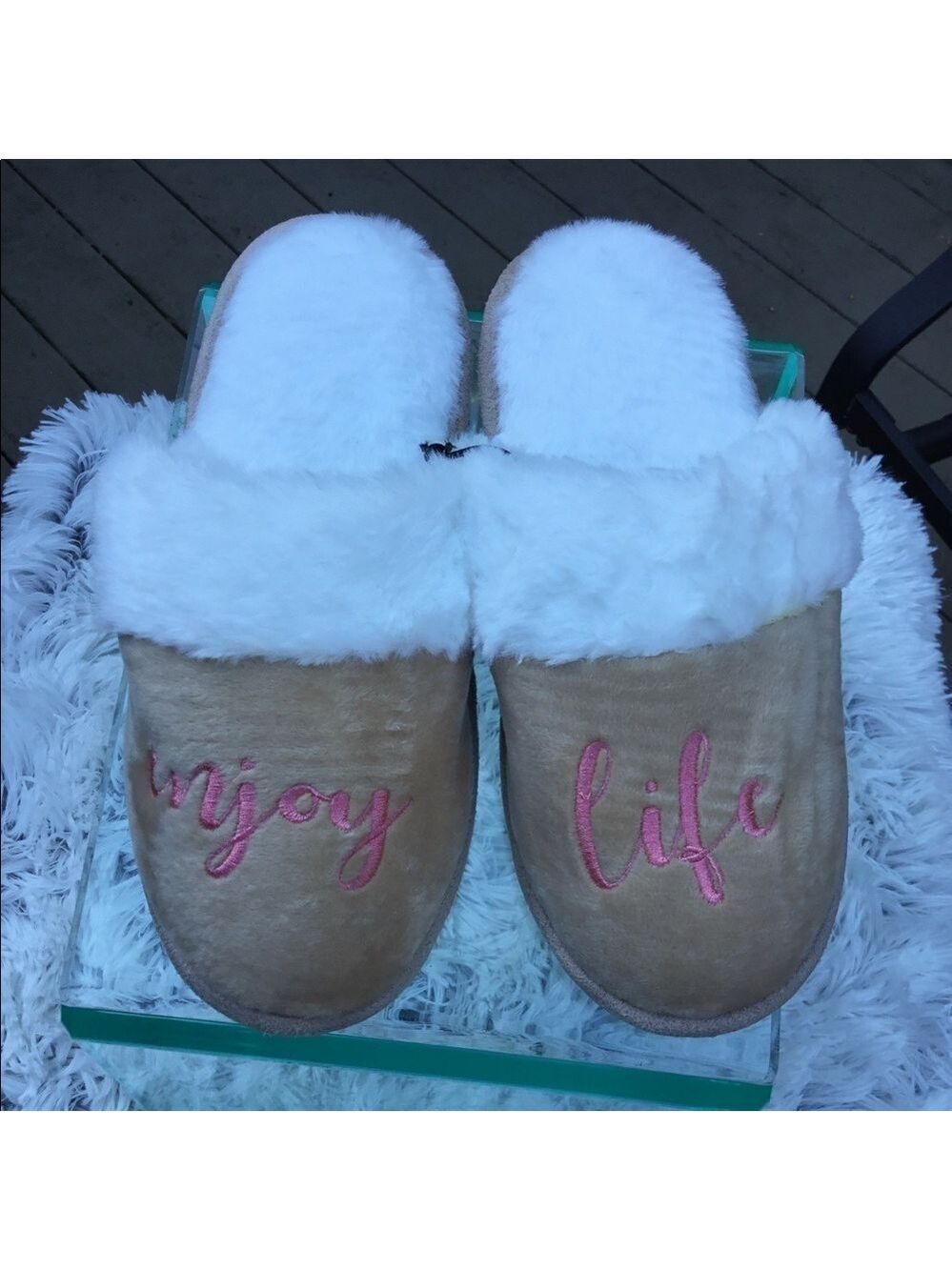 Love this life woman’s slippers size small